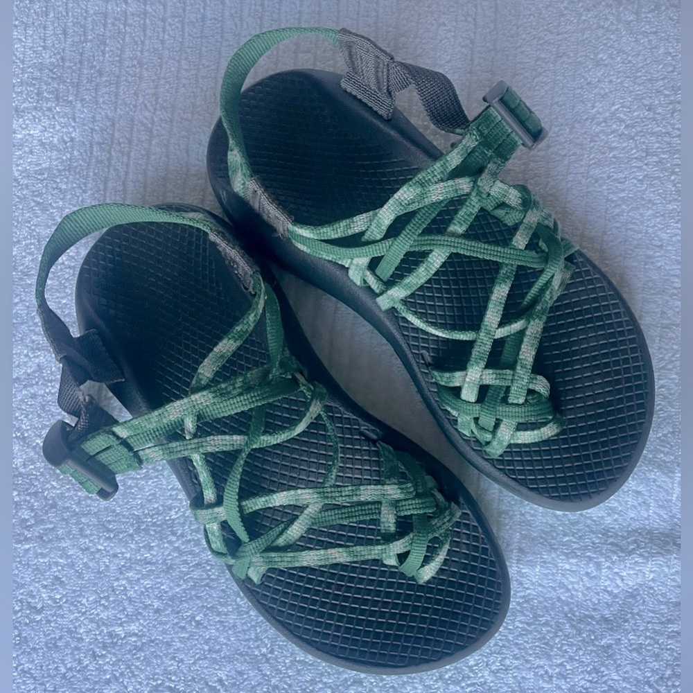 Chaco green strappy sandals, size 5